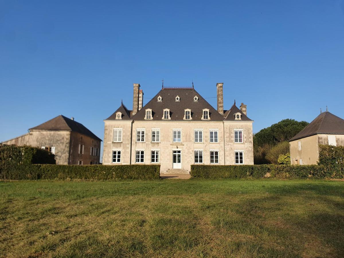 Domaine De La Briouse Bed & Breakfast Sanxay Exterior photo